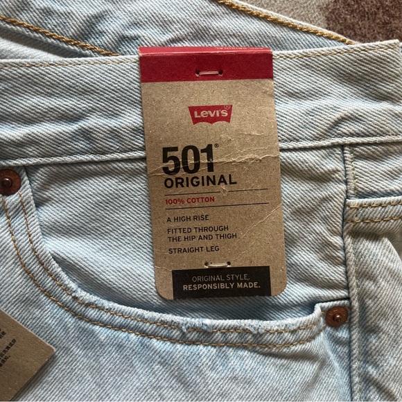 Levi's Blue Relaxed Jeans with Distressed Details - Picture 6 of 7